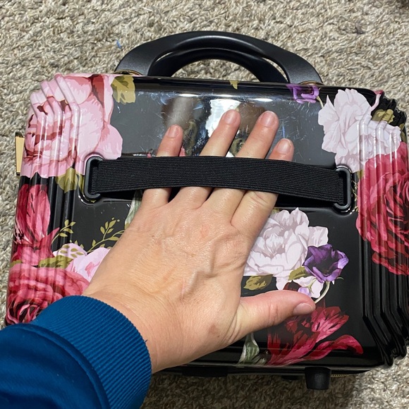 Elegant Floral Travel Bag with Black Accents - Picture 2 of 9